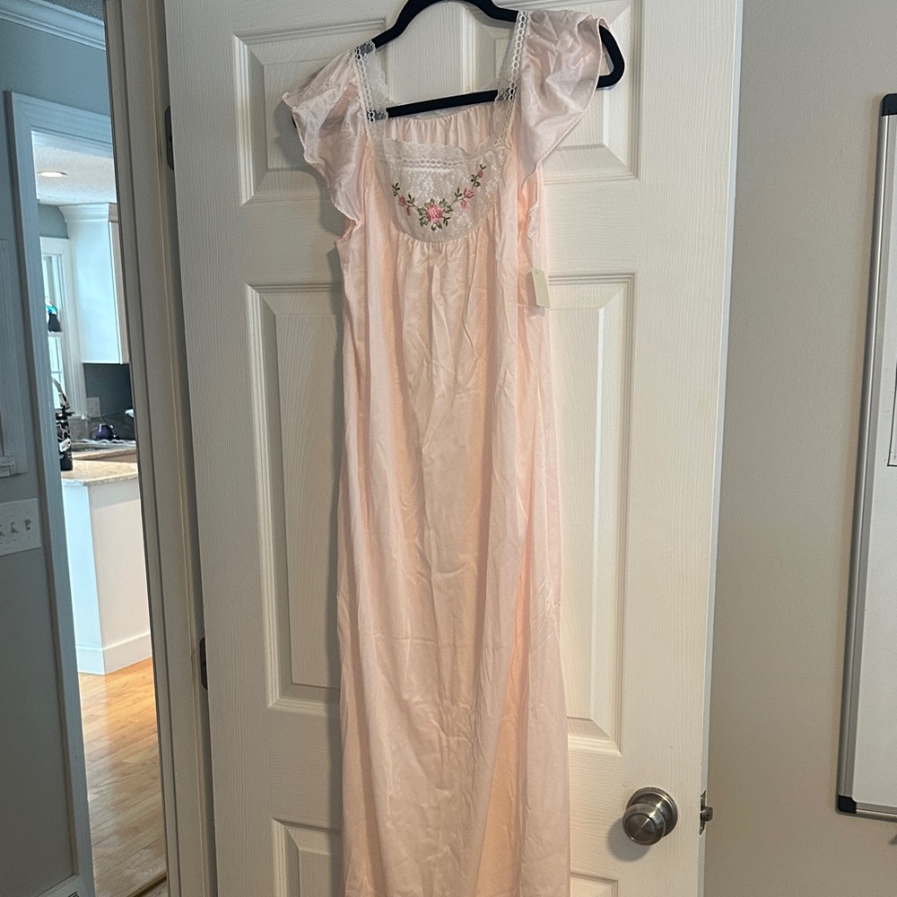 NWT vintage Elegant Pink Nightgown with Floral Embroidery